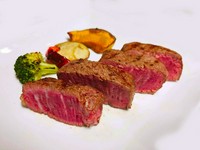 シャトーブリアンはヒレ肉の一部であり、その中でもさらに希少で、より柔らかく、上質な味わいが特徴です。﻿非常に柔らかく、口の中でとろけるような食感が楽しめます。