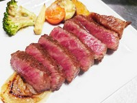 黒毛和牛の希少部位、"いちぼ"のステーキです。（約150g）
イチボは牛のお尻の先の部分、ランプ肉の隣にある希少部位です。
適度な霜降りが入っており、脂がのってジューシーで柔らかいのが特徴です。