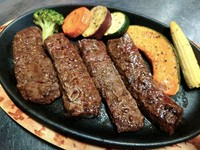 ハラミ肉はステーキとしても美味しく、やわらかい食感が楽しめます。バルサミコ酢でお召し上がりください。