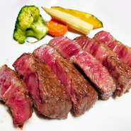 黒毛和牛特有の濃厚な風味が楽しめます。脂肪の甘みと赤身の旨味が絶妙に調和しています。柔らかく、噛むほどに旨味が広がります。

リブロースは、肩ロースとサーロインの間に位置し、主に肋骨の内側にあたります。