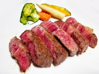 黒毛和牛特有の濃厚な風味が楽しめます。脂肪の甘みと赤身の旨味が絶妙に調和しています。柔らかく、噛むほどに旨味が広がります。

リブロースは、肩ロースとサーロインの間に位置し、主に肋骨の内側にあたります。