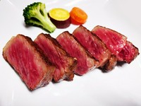 神戸牛特有の甘みのある脂肪と、赤身の旨味が絶妙に調和しています。非常に柔らかく、口の中でとろけるような食感が楽しめます。