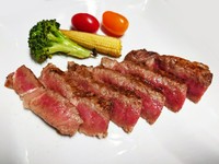 神戸牛特有の甘みのある脂肪と赤身の旨味が絶妙に調和しています。柔らかく、噛むほどに旨味が広がる食感が楽しめます。
リブロースは、肩ロースとサーロインの間に位置し、主に肋骨の内側にあたります。