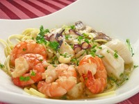 数種類の魚介の具だくさんペペロンチーノです。
魚介の旨味たっぷりのパスタを味わってください。