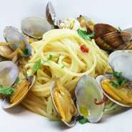 あさりの旨味をたっぷり引き出した自慢のペペロンチーノです。シンプルですが、難しい料理の一つです。ボンゴレビアンコ好きなら、ぜひお試しください。