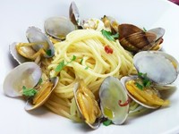 あさりの旨味をたっぷり引き出した自慢のペペロンチーノです。シンプルですが、難しい料理の一つです。ボンゴレビアンコ好きなら、ぜひお試しください。