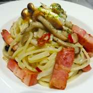 ベーコンの旨味とキノコの香りに白ワインの風味が合わさったアルデンテのペペロンチーノです。一度食べたら、リピート率高いです。