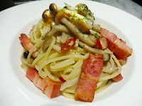 ベーコンの旨味とキノコの香りに白ワインの風味が合わさったアルデンテのペペロンチーノです。一度食べたら、リピート率高いです。