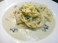 イタリア・ロンバルディア産の少し癖のあるゴルゴンゾーラをたっぷり使った濃厚な味のクリームソースのパスタです。