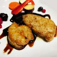 世界三大珍味として有名な食材、フォアグラには、ガチョウの肝臓である「オア」と、鴨の肝臓である「カナール」の2種類があります。その２種類のフォアグラをバターソテーし、一つのプレートに。