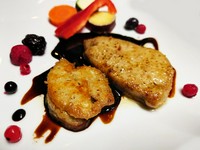 世界三大珍味として有名な食材、フォアグラには、ガチョウの肝臓である「オア」と、鴨の肝臓である「カナール」の2種類があります。その２種類のフォアグラをバターソテーし、一つのプレートに。