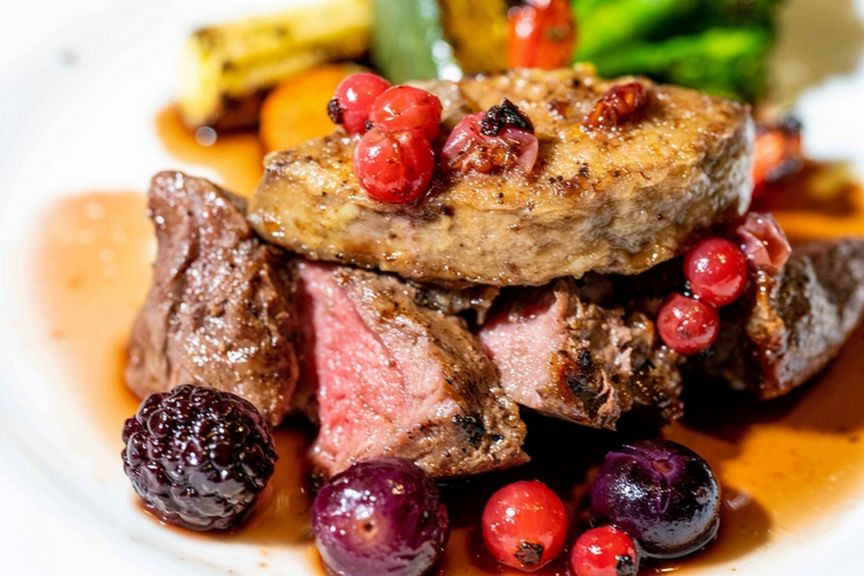 2つの食材が重なり、火入れの妙が光る『仔牛ヘレ肉フォアグラのせロッシーニ風』
