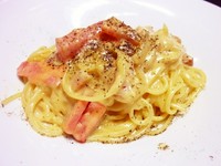 元々はローマのイタリア料理。パルメザンチーズ、黒コショウ、パンチェッタ、卵黄、生クリームを使った、濃厚な味をお楽しみください。