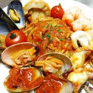 ニンニクや唐辛子辛めの、魚介たっぷりトマトソースパスタです。