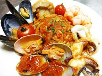 ニンニクや唐辛子辛めの、魚介たっぷりトマトソースパスタです。