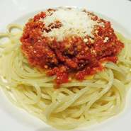 新鮮トマトと豚肉や淡路産たまねぎをふんだんに使ったミートソースで食べるパスタ。