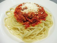 新鮮トマトと豚肉や淡路産たまねぎをふんだんに使ったミートソースで食べるパスタ。