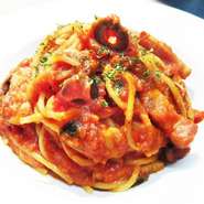 熟成されたベーコンの塩味と、自家製トマトソースのパスタの食感をお楽しみください。