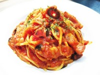 熟成されたベーコンの塩味と、自家製トマトソースのパスタの食感をお楽しみください。