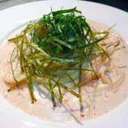 辛子明太子をたっぷり使ったクリームパスタです。トッピングに、しその葉と刻み海苔をのせました。