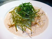 辛子明太子をたっぷり使ったクリームパスタです。トッピングに、しその葉と刻み海苔をのせました。