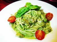 　スイートバジルとにんにく、松の実やクルミ等をすりつぶし、EXバージンオイルを使ったジェノベーゼに、生のホタテ貝柱をからめました。
バジルの爽やかな香りが食欲を高め、舌とお腹を満たしてくれます。
