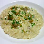 当店の一番人気。イタリア産の高級食材「ポルチーニ茸」を使ったクリームリゾットです。豊かな香りと深い味わいが特徴のポルチーニ茸をお楽しみください。
