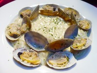 白ワインで蒸したアサリをクリームリゾットにいたしました。
むきアサリがたっぷり入ったアサリの旨味とチーズがコクのある味になりました。