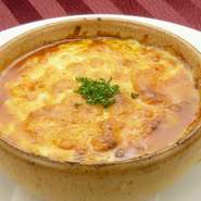 ラザニアは、平たい板状のパスタの一種。
手作りのミートソースとホワイトソースにラザニアをミルフィーユのように交互に重ねて、オーブンで焼き上げました。本場の味に近いラザニアをお楽しみいただけます。