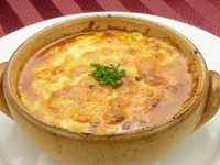 ラザニアは、平たい板状のパスタの一種。
手作りのミートソースとホワイトソースにラザニアをミルフィーユのように交互に重ねて、オーブンで焼き上げました。本場の味に近いラザニアをお楽しみいただけます。