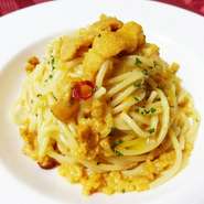 濃厚な生ウニを贅沢にたっぷり使い、オリーブオイルがウニの味を引き立てています。