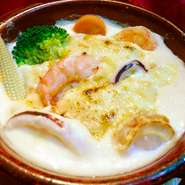 自家製ベシャメルソースに玉ねぎの甘味と、エビ・イカ・アサリ等の魚介類の旨味が美味しさを引き立てます。マカロニも入ってますよ。