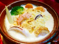 自家製ベシャメルソースに玉ねぎの甘味と、エビ・イカ・アサリ等の魚介類の旨味が美味しさを引き立てます。マカロニも入ってますよ。