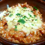 バターライスに炒めたベーコン、こんがり焼けたチーズの見た目が食をそそります。ちなみに、ドリアは日本で生まれた料理です。