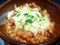 バターライスに炒めたベーコン、こんがり焼けたチーズの見た目が食をそそります。ちなみに、ドリアは日本で生まれた料理です。