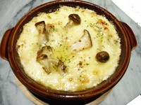 ３種類のキノコの入ったドリアです。キノコとバターの香りに、チーズの塩味が良くあいます。