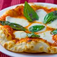 じつっくり煮込んだトマトソースをベースに、スイートバジル、水牛のミルクで作ったモッツァレラチーズをのせ、焼き上げました。
