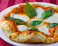 じつっくり煮込んだトマトソースをベースに、スイートバジル、水牛のミルクで作ったモッツァレラチーズをのせ、焼き上げました。
