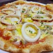 じっくり煮込んだトマトソースをベースに、イカ・エビ・アサリ等の魚介たっぷりのせ、焼き上げました。魚介の旨味と塩味がしっかり味わえます。