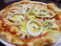 じっくり煮込んだトマトソースをベースに、イカ・エビ・アサリ等の魚介たっぷりのせ、焼き上げました。魚介の旨味と塩味がしっかり味わえます。