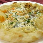 オリーブオイルをベースに、７種（ミモレット・スモークチーズ・ゴルゴンゾーラ・ステッペン・サムソー・マリボー・パルミジャーノ）のチーズを使ったピザです。
