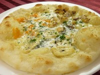 オリーブオイルをベースに、７種（ミモレット・スモークチーズ・ゴルゴンゾーラ・ステッペン・サムソー・マリボー・パルミジャーノ）のチーズを使ったピザです。
