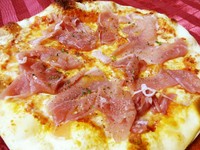 じっくり煮込んだトマトソースをベースに、チーズをたっぷりとのせて焼き上げ、柔らかい生ハムをたっぷりトッピングしました。