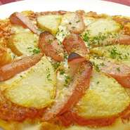 自家製トマトソースと、ジャガイモとソーセージがとてもおいしく、良くあいます。