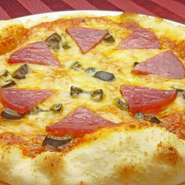 こだわり逸品！ピザソースを塗ったピザ生地に、サラミとオリーブをトッピングし、チーズをたっぷりのせて焼きました。