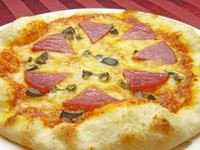 こだわり逸品！ピザソースを塗ったピザ生地に、サラミとオリーブをトッピングし、チーズをたっぷりのせて焼きました。