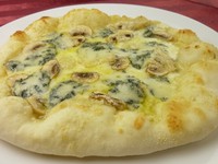 イタリア・ロンバルディア産の少し癖のあるゴルゴンゾーラの香りがたまらないです。おこのみで、ハチミツをかけてお召し上がりください。