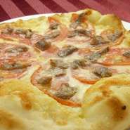 オリーブオイルをベースに、フレッシュトマトのスライスとアンチョビをトッピング。
甘く酸味のきいたトマトと、塩辛いアンチョビがマッチしたピザです。