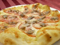 オリーブオイルをベースに、フレッシュトマトのスライスとアンチョビをトッピング。
甘く酸味のきいたトマトと、塩辛いアンチョビがマッチしたピザです。