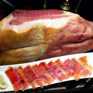 世界三大ハムのひとつといわれるハモン・セラーノ使用。
鮮やかなピンク色でやわらかい食感と塩味が絶品！